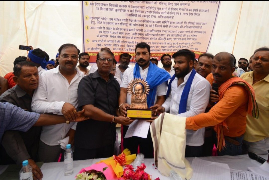लखनऊ में दलित बाहुल्य बस्ती को बचाने व हैदर कैनाल समिति से मुलाकात करने पहुँचे माननीय सांसद चन्द्रशेखर आजाद जी। 
<a href="/BhimArmyChief/">Chandra Shekhar Aazad</a>