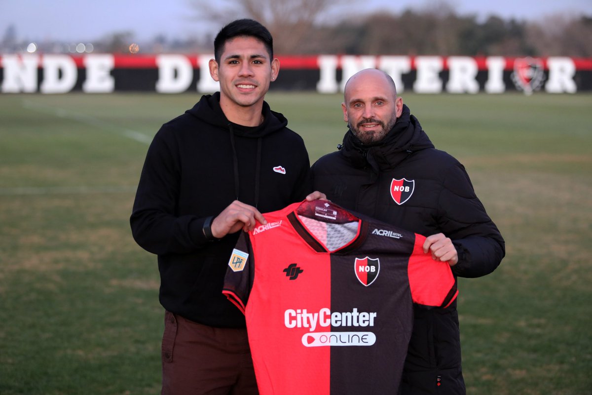 Newells's tweet photo. Saúl Salcedo es el cuarto refuerzo 🤝🏼

El club adquirió el 100% de los derechos económicos del defensor paraguayo, que firmó hasta diciembre de 2027. ¡Bienvenido!

📝 https://t.co/CMJeTkyYfp https://t.co/6J5YTaOjbm