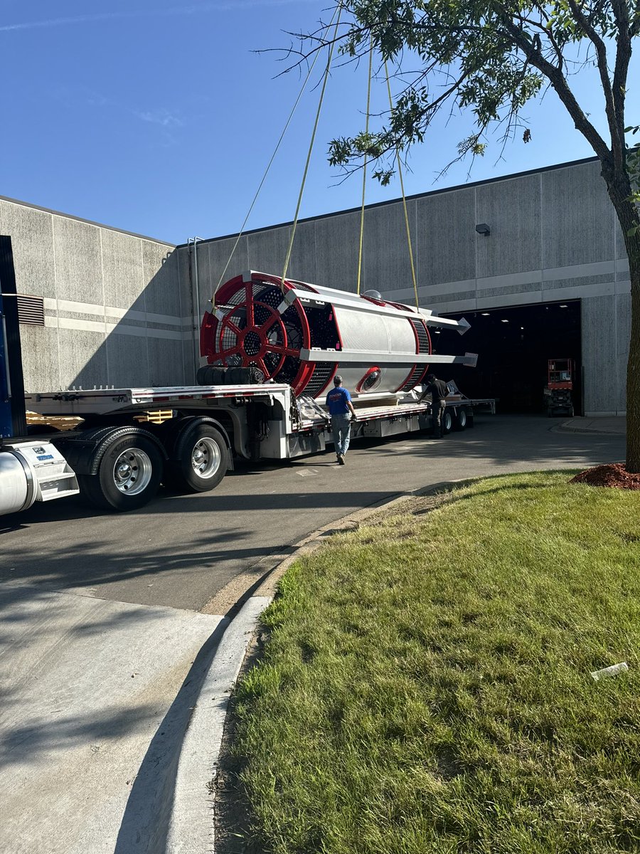 EatPlayLearn22's tweet photo. The silo for the upcoming Farm themed playground for @HumbleISD_OFE is leaving Minnesota and on its way to Texas! 🐄🐷🛝 #EatPlayLearnGrow in @HumbleISD ♥️ https://t.co/BRI455ZVzB