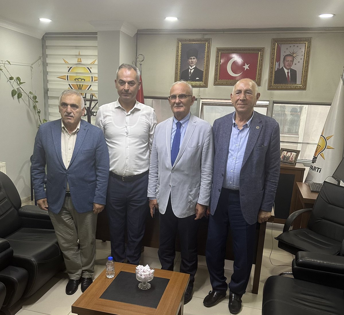 guvendemirel76's tweet photo. Genel Başkan Yardımcımız Sn @yzyilmaz55 , 27. Dönem Van Vekilimiz Sn @irfankartal_65 , Yerel Yönetimler Başkan Yardımcıları Sn @aliinci_54 ve Sn @aysesula teşkilatımızı ziyaret ederek çalışmalarımız hakkında değerlendirmelerde bulundular. 

Ziyaretleri için teşekkür ediyoruz. https://t.co/caDGt1Eviz