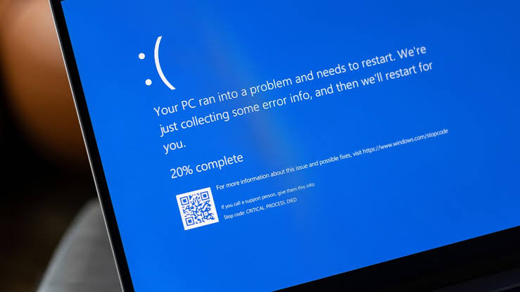 patog7's tweet photo. El mundo está en caos porque millones de PCs se quedaron atoradas en el pantallazo azul de Windows.

Este fue lo una actualización mal hecha de CrowdStrike (servicio de ciberseguridad para miles de empresas) y por eso bancos, aerolíneas y hasta hospitales no pueden trabajar. https://t.co/AXN4RMKoZc