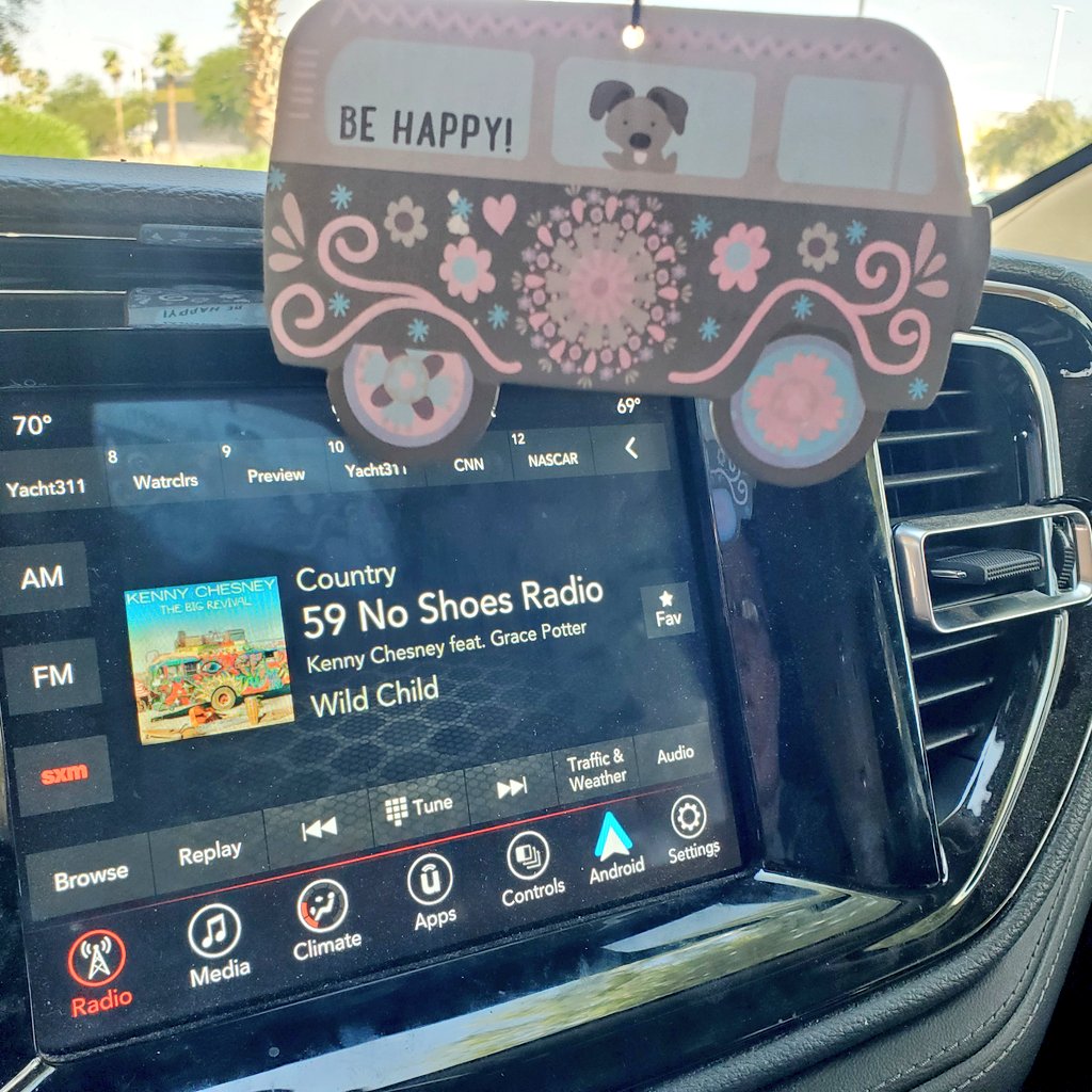 bonespower's tweet image. The start of a 500 + mile #roadtrip to Los Angeles for @kennychesney @SoFiStadium with @noshoesradio for company! Got snacks and @DietCoke #wildchild 👣🏴‍☠️🤠