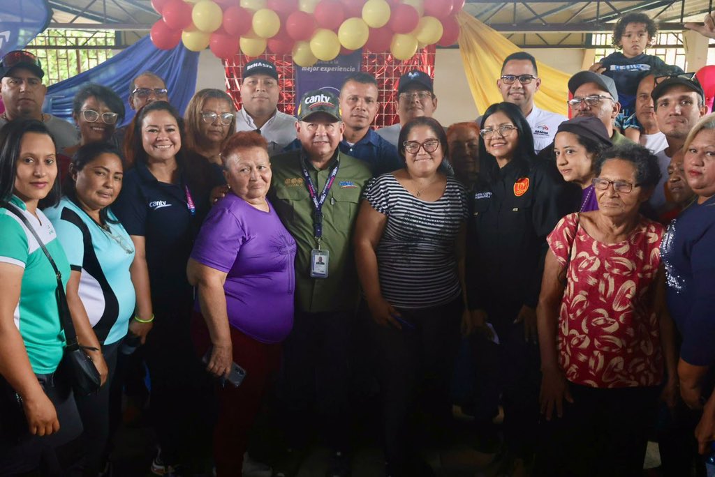Soykarinacarpio's tweet photo. Junto al M/G Jesús Aldana y al Alcalde @brullervysuarez se instalo Fibra óptica Cantv en el sector José Félix Ribas, municipio Mario Briceño Iragorry #Aragua seguimos garantizando el bienestar de nuestra gente, gracias a los esfuerzos de nuestro Presidente @NicolasMaduro https://t.co/mL0m0VS7tP