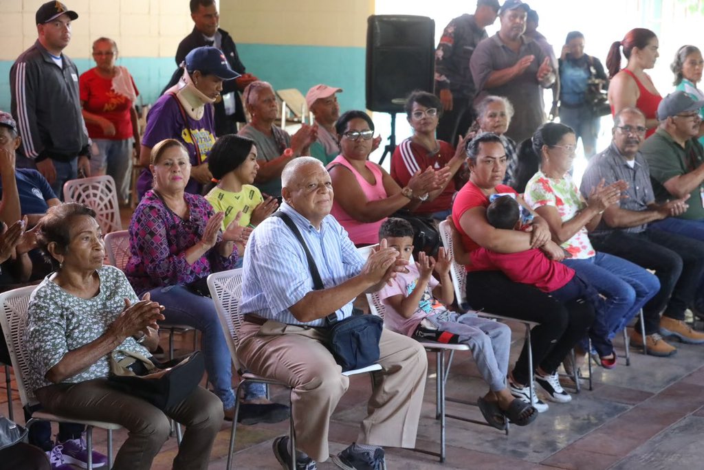 Junto al M/G Jesús Aldana y al Alcalde @brullervysuarez se instalo Fibra óptica Cantv en el sector José Félix Ribas, municipio Mario Briceño Iragorry #Aragua seguimos garantizando el bienestar de nuestra gente, gracias a los esfuerzos de nuestro Presidente <a href="/NicolasMaduro/">Nicolás Maduro</a>