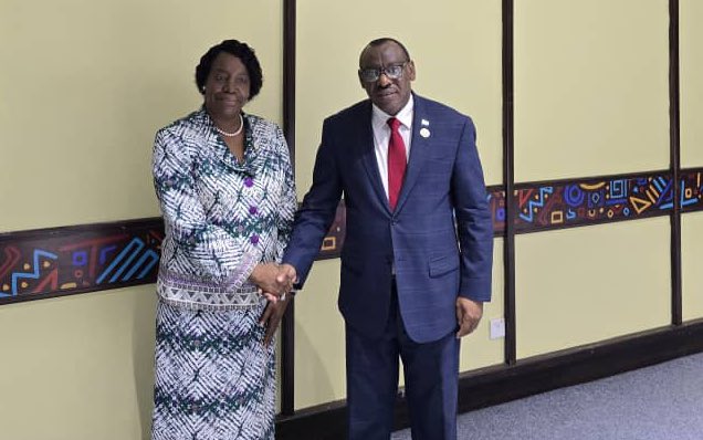 ECA_OFFICIAL's tweet image. On the margins of 6th #AUMYCM, @ECA_Official @ClaverGatete, and @COMESA_HQ Exec Sec @chilesheKCOMESA underscored the importance of #regionalism for economic recovery and agreed on @ECA_Official support to industrialisation, regional value chains, #statistics and #gender.
