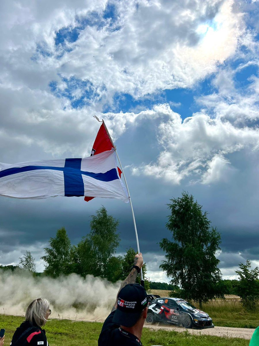JonneHalttunen's tweet photo. POV : your dad wave you on @lvrally stages 😁
Efficient support as we are leading tonight after a good day on fast latvian roads. Obviously we try the same tomorrow with still a long day to go!
#kallerovanperä #jonnehalttunen #tgr_wrc #okauto #unibet #konnegroup #marinefi https://t.co/z9SciuTtO0