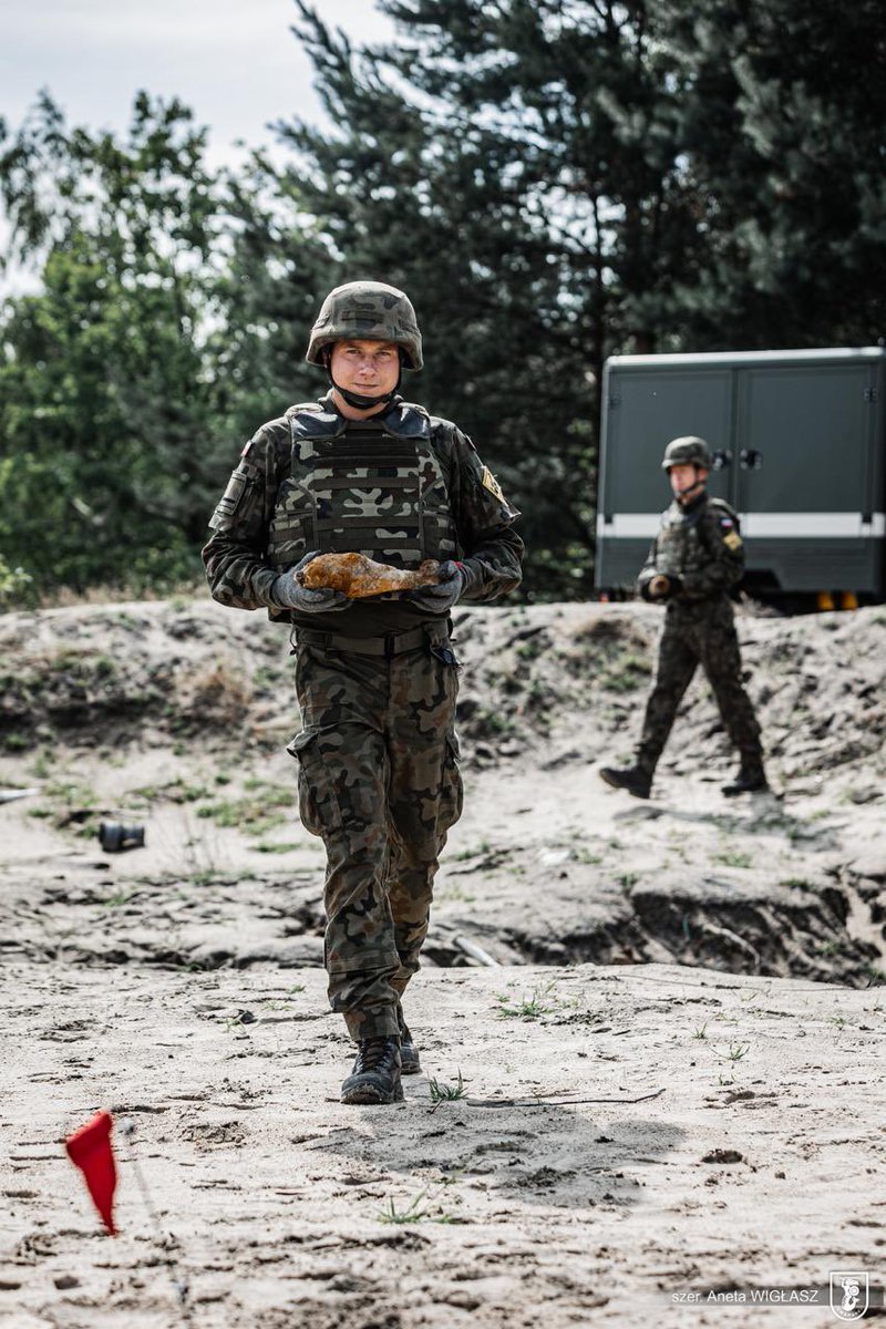 1WBPanc's tweet photo. Saperzy w akcji 💥
Niszczenie materiałów wybuchowych i niebezpiecznych zebranych podczas interwencyjnego oczyszczania terenu przez 17 Patrol Saperski💣🧨
#Saper bohater czasu pokoju https://t.co/vIzsIkvfcY