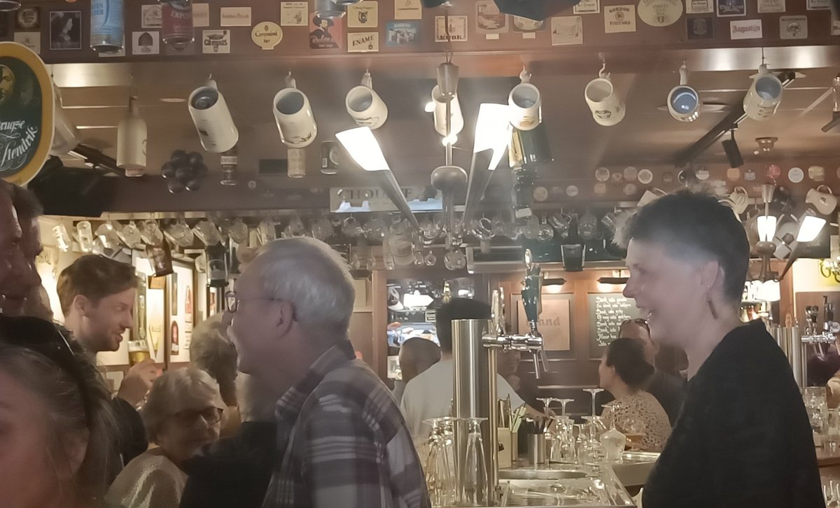 janvaneijk's tweet photo. Echt de laatste dag voor Connie en Karel in de Vlaamsche Reus. Het einde van een tijdperk. Zoveel verhalen die worden opgehaald. Lief en leed gedeeld. Burgemeester Floor Vermeulen komt ook nog een biertje drinken. Dank voor alles. @WinkelWag €
@wageningencity @stadwageningen https://t.co/7YN3tSKm2B