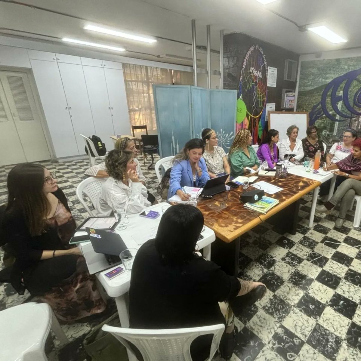 Nos reunimos con Valeria Molina, Secretaria de las Mujeres de Medellín (<a href="/valerymolina/">valeria molina</a>), y su equipo. En el encuentro, socializaron con la Mesa el Sistema Distrital de Cuidados. 

<a href="/alcaldiademed/">Alcaldía de Medellín</a>