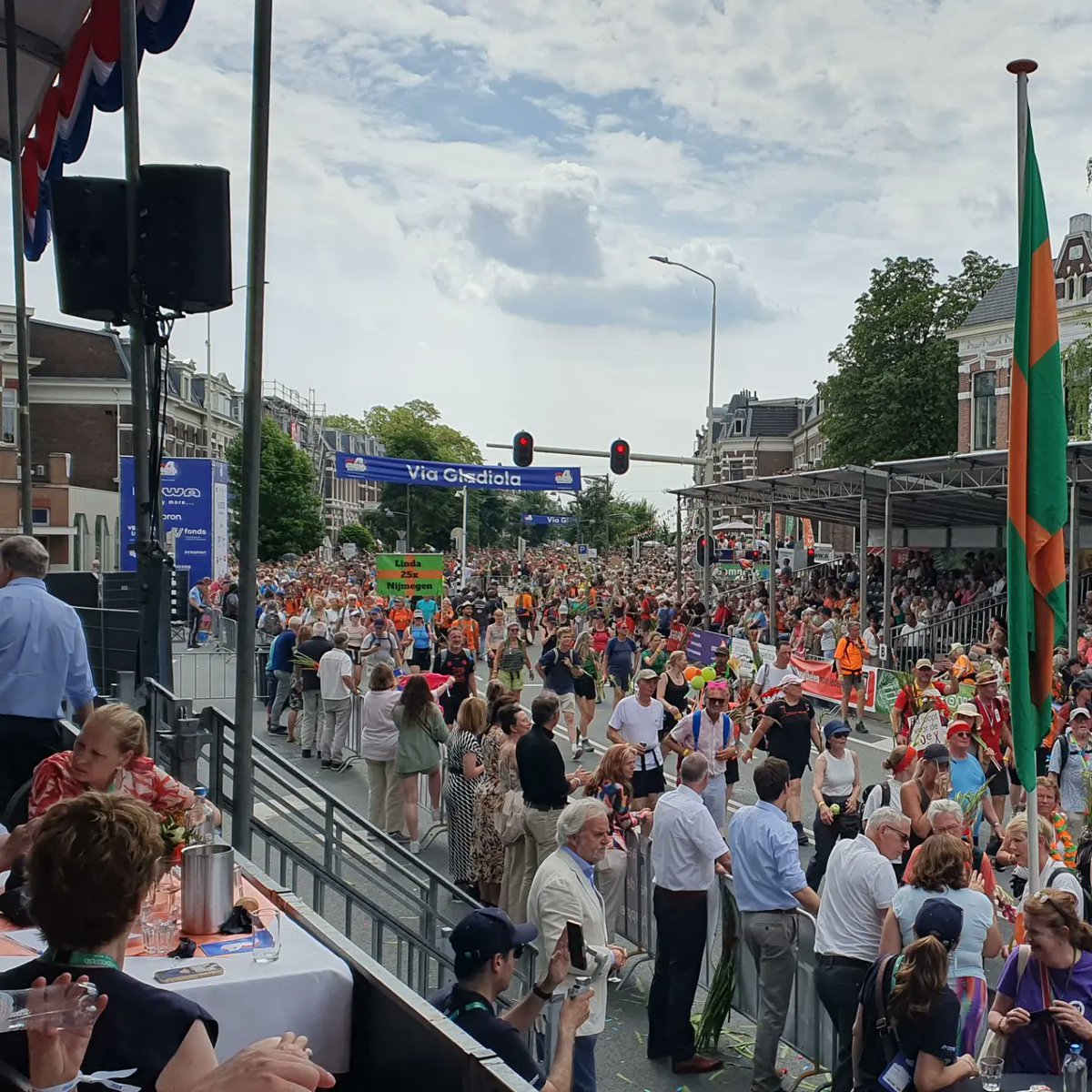 HelgaWitjes's tweet photo. Wat een fantastisch evenement is de @4daagsenijmegen!
Vandaag op de Via Gladiola veel bekenden mogen feliciteren.
Ik heb er weer erg van genoten. Wat een enthousiasme en plezier. Van zowel wandelaars als publiek langs de routes.
Bedankt vele vrijwilligers en Stichting 4daagse! https://t.co/w6f1YXWYP2