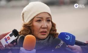 Биднийг наадамлаж байх хойгуур дөнгөж сая Зариг Өнөрцэцэгт улсын нууц задалсан хэргээр 4.8 жилийн ял өгөөд шоронд хийчихлээ. Би Өнөрөөтэй дотно биш өмөөрөх шалтаг байхгүй тааралдвал сайн уу сайн гээл өнгөрдөг. Харин  Монгол улсад үг хэлэх, хэвлэн нийтлэх эрх чөлөө үгүй болж сөрөг