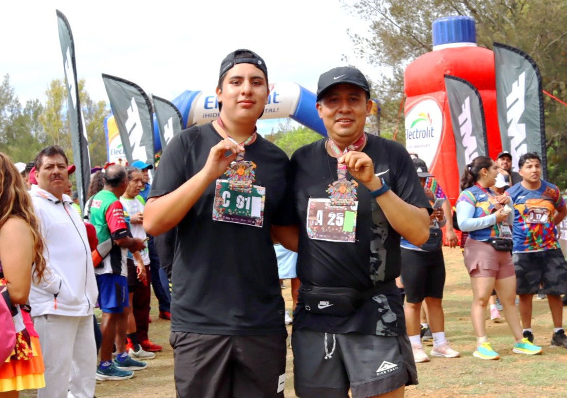 manuelduarteoax's tweet photo. 🏃🏻‍♂️ El día de hoy asistí junto con mi hijo Héctor Duarte al "VII Medio Maratón Guelaguetza 2024", corriendo 21k de distancia. 
📍 La salida y meta de la carrera fue en Santa María Atzompa.
👍🏼Correr es un deporte que disfruto mucho, además de ser una forma para cuidar nuestra salud https://t.co/21KT8tadlT