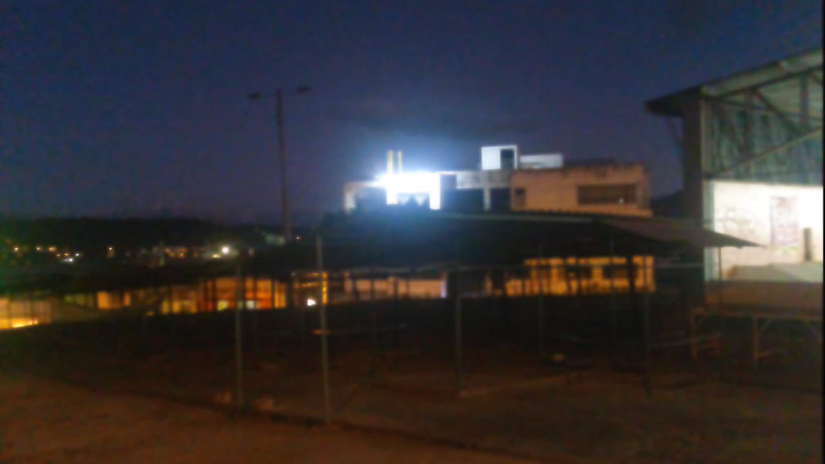 CoronelIsrael's tweet photo. Estimados @ElectricaQuito por favor su amable atención en el sector del mercado de Guamani en las calles Quitumbe Ñan, escalón y Lucía de Alban (#200013534173 contrato) en dónde no hay luminarias adecuadas para este centro de comercio @MunicipioQuito @pabelml https://t.co/TD0Odbxdn0