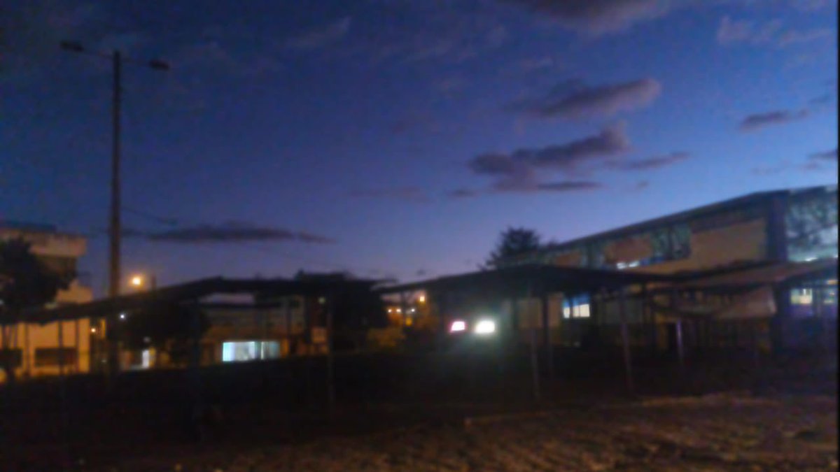 CoronelIsrael's tweet photo. Estimados @ElectricaQuito por favor su amable atención en el sector del mercado de Guamani en las calles Quitumbe Ñan, escalón y Lucía de Alban (#200013534173 contrato) en dónde no hay luminarias adecuadas para este centro de comercio @MunicipioQuito @pabelml https://t.co/TD0Odbxdn0