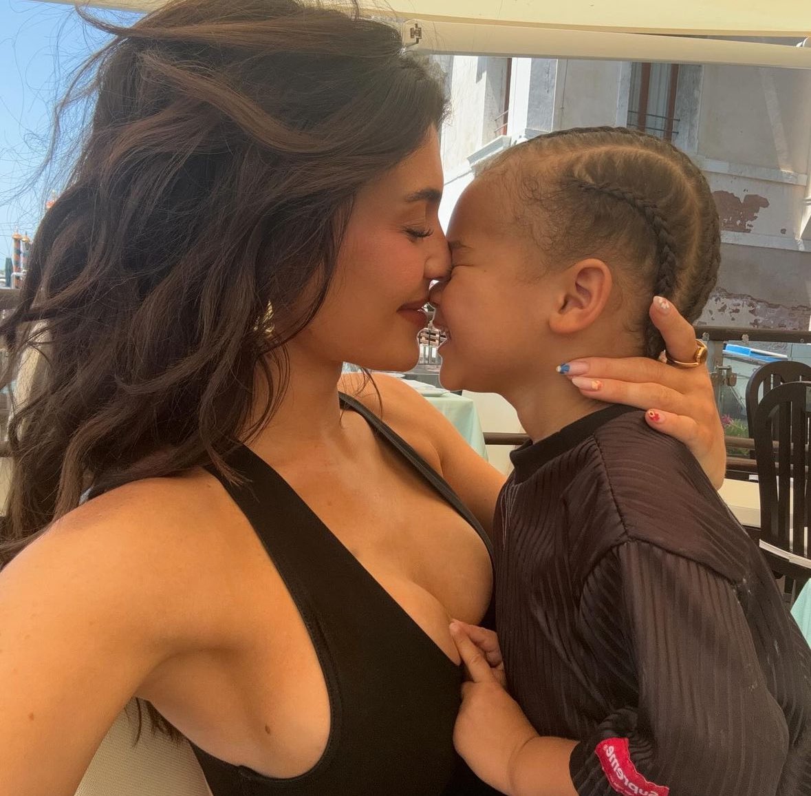 QUE TERNURA! Kylie Jenner vía Instagram. 

“amor para siempre”