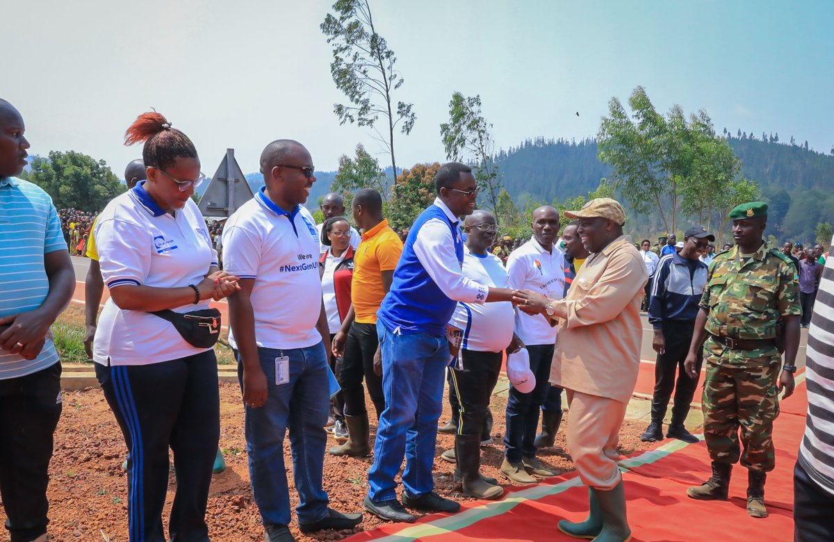 PNUDBurundi's tweet photo. Inauguration par le Président de la République @GeneralNeva du Centre de formation professionnelle de Bisinde, une initiative d’intercommunalité de @RuyigiProvince appuyé par le #PNUD dans le cadre du projet "#Autonomisation Socio-économique des jeunes filles et garçons ». https://t.co/iY15JiKMe6