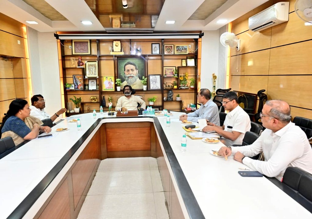 HemantSorenJMM's tweet photo. झारखण्ड में मॉनसून में अब तक सामान्य से कम बारिश होने को लेकर साथी मंत्रियों एवं वरीय पदाधिकारियों के साथ बैठक कर शीघ्र कार्ययोजना तैयार करने सहित कई निर्देश दिए। https://t.co/XScQHMvizh