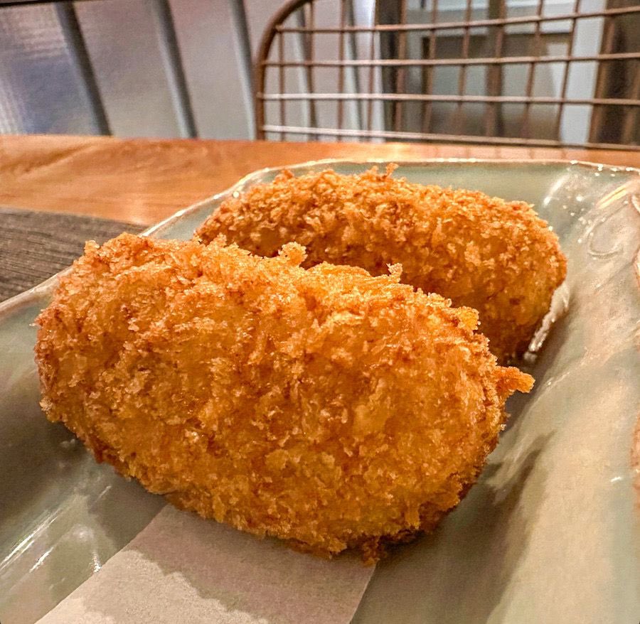 Incorporamos las croquetas de #Tragata #Ronda del gran <a href="/benitogomezbece/">Benito Gomez</a> entre las mejores croquetas de España. No podía ser de otra manera. Allí encontramos estas croquetas tan peculiares, elaboradas con jamón de <a href="/DehesaMonteros/">DEHESA MONTEROS</a> 
Aquí La lista completa:
gastroplanet.es/secciones/gast…