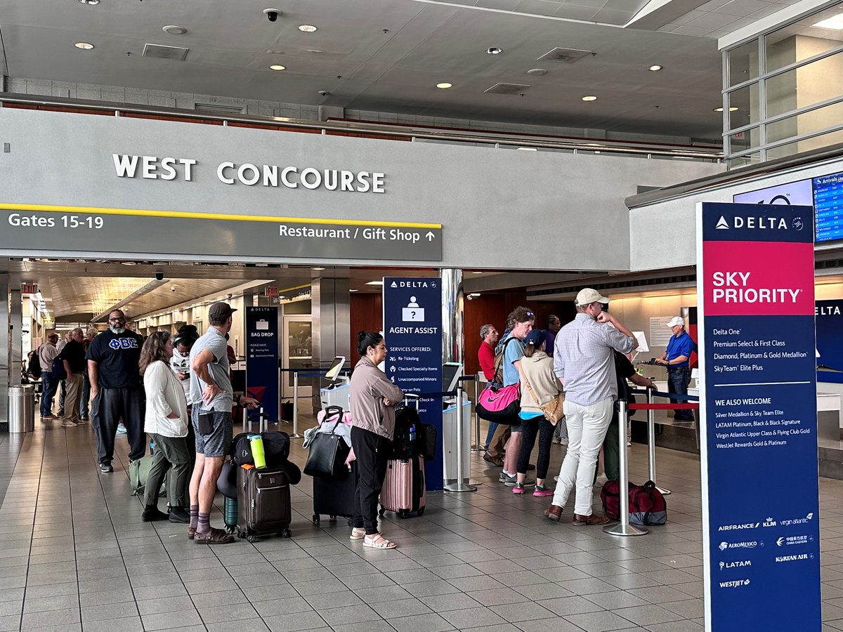 JacksonAirports's tweet image. 🚨Travel Update:
Due to a global outage, we are experiencing delays with American, Delta, and United. Check your flight status with your airline &amp;amp; arrive at least 2 hours before your departure time. Thank you for your patience. ✈️
#FlyJAN #TravelSafe #FlightUpdates #JANAirport