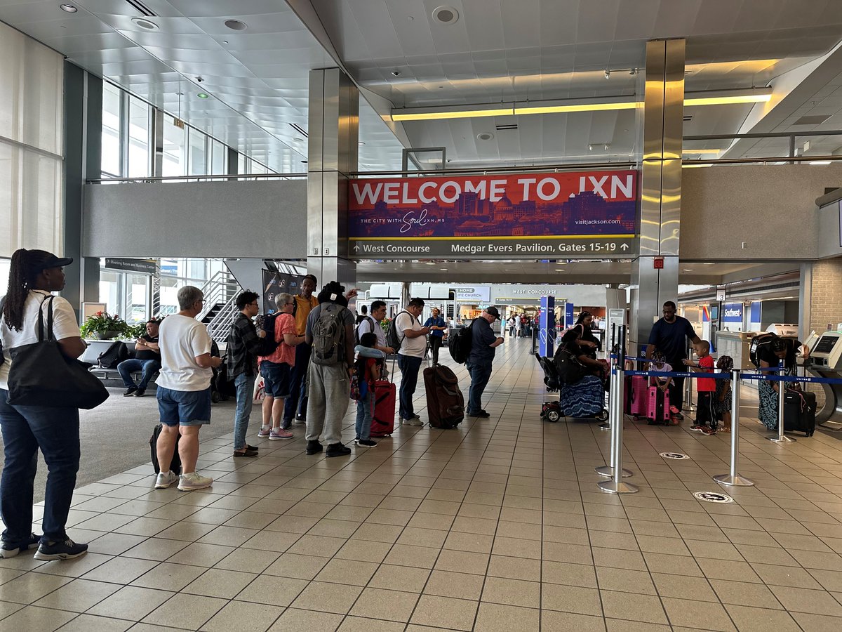 JacksonAirports's tweet image. 🚨Travel Update:
Due to a global outage, we are experiencing delays with American, Delta, and United. Check your flight status with your airline &amp;amp; arrive at least 2 hours before your departure time. Thank you for your patience. ✈️
#FlyJAN #TravelSafe #FlightUpdates #JANAirport