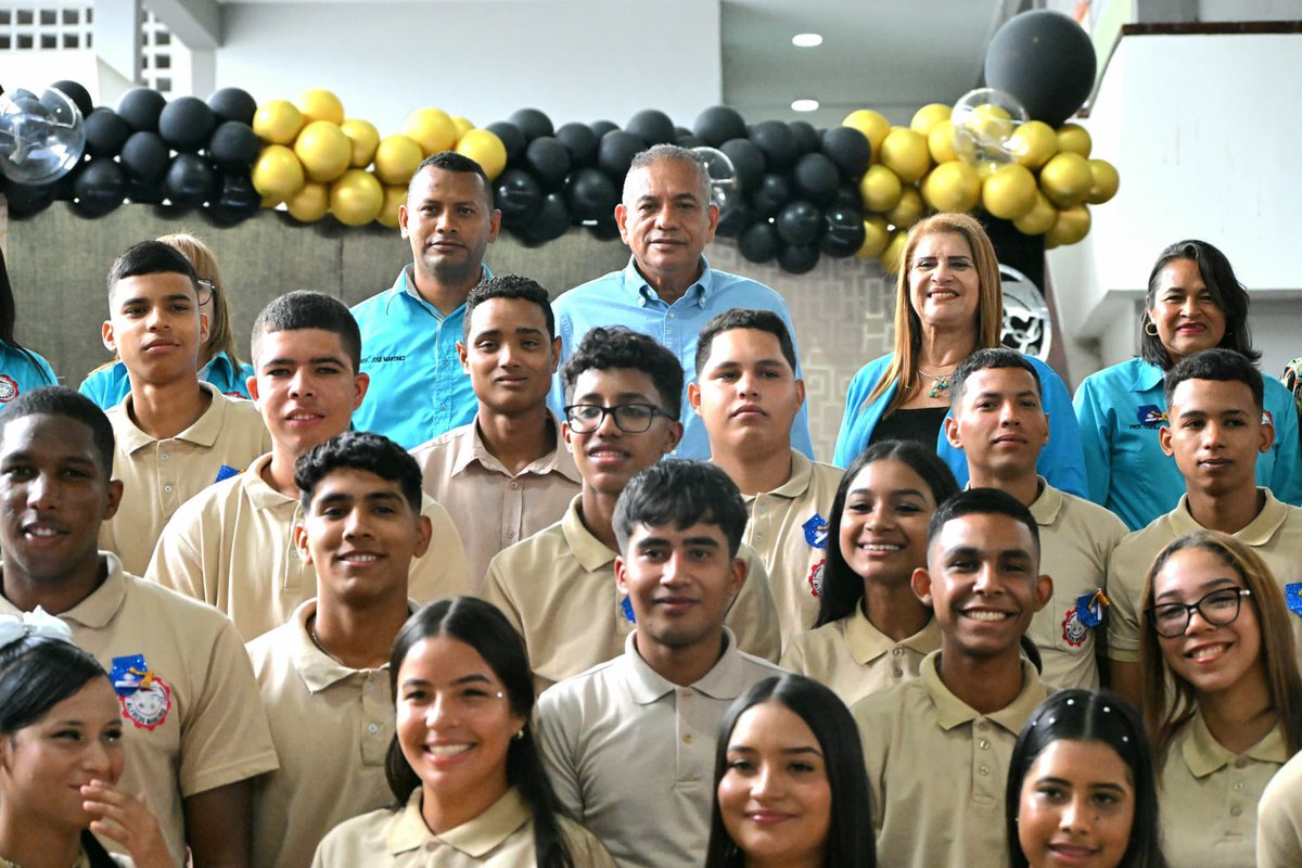 Reciban este regalo de parte del Presidente <a href="/NicolasMaduro/">Nicolás Maduro</a> y cuenten con todo nuestro apoyo para que su proceso  de formación Técnica Industrial contribuya al desarrollo de nuestra Guayana . Los bendigo ahijados míos , Dios los cuide a todos y todas . Sigamos venciendo