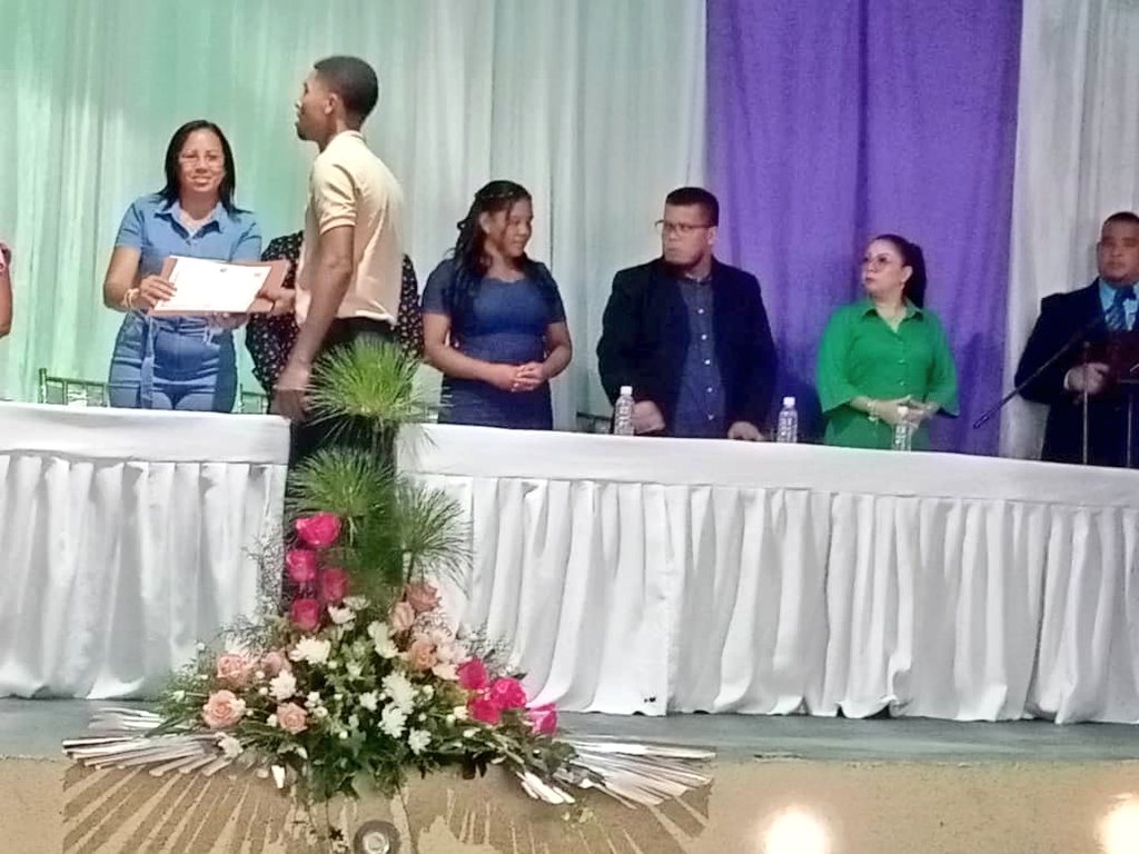 Otorgamiento de titulo a las y los 63 estudiantes de la UEN San Mateo del Mcpio Bolívar 
#PuebloVictorioso 
<a href="/NicolasMaduro/">Nicolás Maduro</a> 
<a href="/_LaAvanzadora/">Yelitze Santaella</a> 
@MPPEDUCACION 
<a href="/LeiraSuarezPsuv/">LeyraSuarezPsuv</a> 
<a href="/Soykarinacarpio/">Karina Carpio</a>