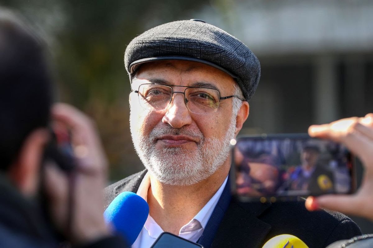 hamid59139297's tweet photo. تانک انقلاب با حمله د�� جناح با فرماندهی دخترک سلیمانی زمینگیر شد

اینها فرزندان خودشون رو کشتن
زدن شهردار و رئیس جمهور و..... کاری نداره براشون https://t.co/DOguxh0LT3