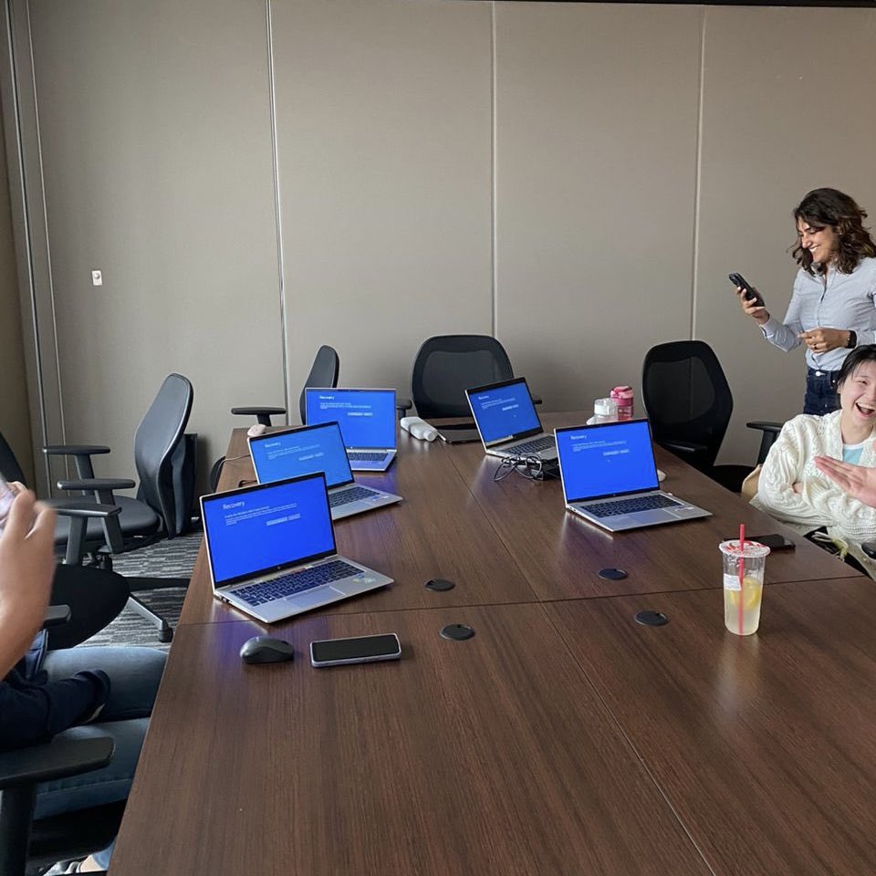 iBassamca's tweet photo. Happy International Bluescreen Day! 😍

#Crowdstrike #microsoftdown #Microsoft https://t.co/SetGEup68t