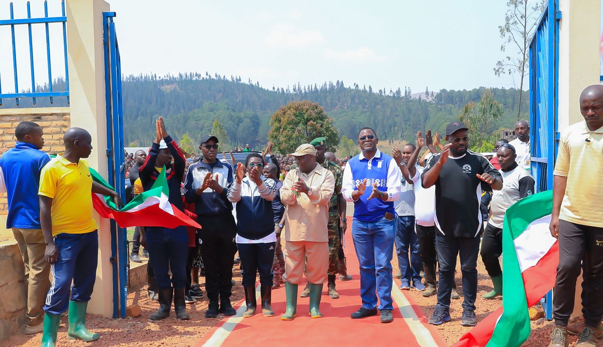 PNUDBurundi's tweet photo. Inauguration par le Président de la République @GeneralNeva du Centre de formation professionnelle de Bisinde, une initiative d’intercommunalité de @RuyigiProvince appuyé par le #PNUD dans le cadre du projet "#Autonomisation Socio-économique des jeunes filles et garçons ». https://t.co/iY15JiKMe6
