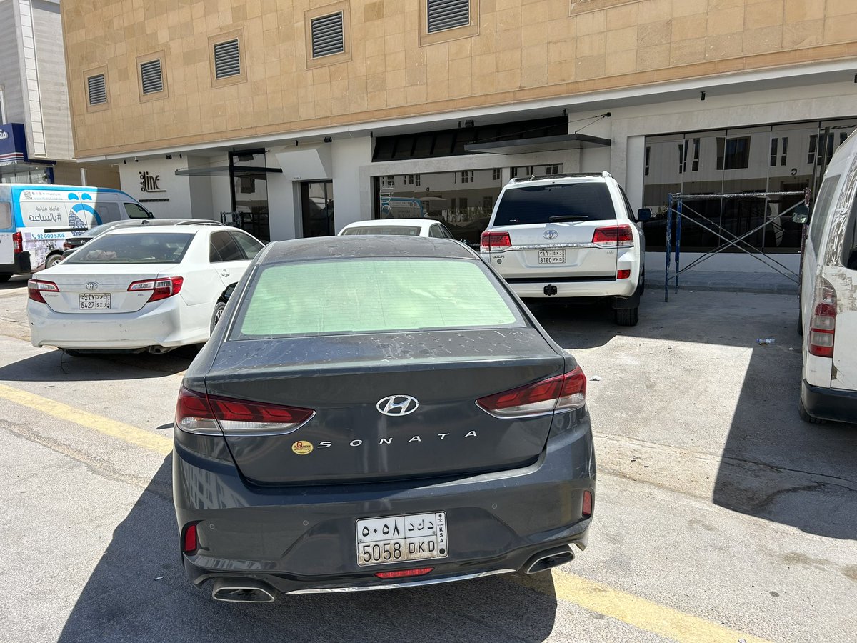 Meteb_Almahmoud's tweet photo. @PoliceTraffic بعد حذف خدمة الابلاغ عن المخالفات المروريه بتطبيق كلنا امن بدأت تنتشر مخالفة التوقف خلل السيارات والاقفال عليها. هذي البوم  ابلغت 911 وتوقفت انتظر اكثر من نصف ساعه https://t.co/gzaxyPbaj9