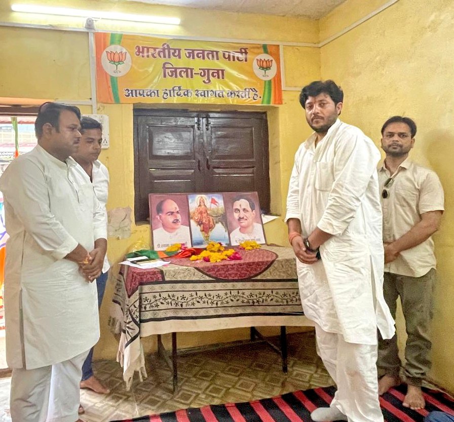 gunabjym's tweet photo. भारतीय जनता युवा मोर्चा गुना की आगामी कार्यक्रम 25,26 #जुलाई #कारगिल #विजय #दिवस "हेतु कार्ययोजना बैठक भाजपा जिला कार्यालय हॉट रोड पर आहूत की गई है। बैठक में भारतीय जनता युवा मोर्चा के प्रदेश मंत्री श्री @Shailu0720 जी,एवं युवा मोर्चा जिला अध्यक्ष @sdvirendra_bjp जी का https://t.co/02DpCWtY8J