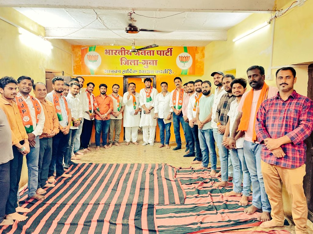 gunabjym's tweet photo. भारतीय जनता युवा मोर्चा गुना की आगामी कार्यक्रम 25,26 #जुलाई #कारगिल #विजय #दिवस "हेतु कार्ययोजना बैठक भाजपा जिला कार्यालय हॉट रोड पर आहूत की गई है। बैठक में भारतीय जनता युवा मोर्चा के प्रदेश मंत्री श्री @Shailu0720 जी,एवं युवा मोर्चा जिला अध्यक्ष @sdvirendra_bjp जी का https://t.co/02DpCWtY8J