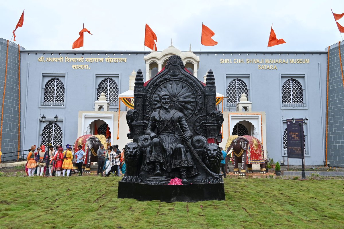 ClickChandu5's tweet photo. छत्रपती शिवाजी महाराज संग्रहालय येथे शिवशस्त्रशौर्यगाथा अंतर्गत व्हिक्टोरिया अँड अल्बर्ट संग्रहालय, लंडन येथून आणलेल्या शिवछत्रपती यांच्या वाघनखांसह शिवकालीन शस्त्रांच्या प्रदर्शनाचे उद्घाटन तसेच छत्रपती शिवाजी महाराज संग्रहालयाचे उद्घाटनही कोनशिला अनावरण करुन करण्यात आले. https://t.co/qXIByfrfhc