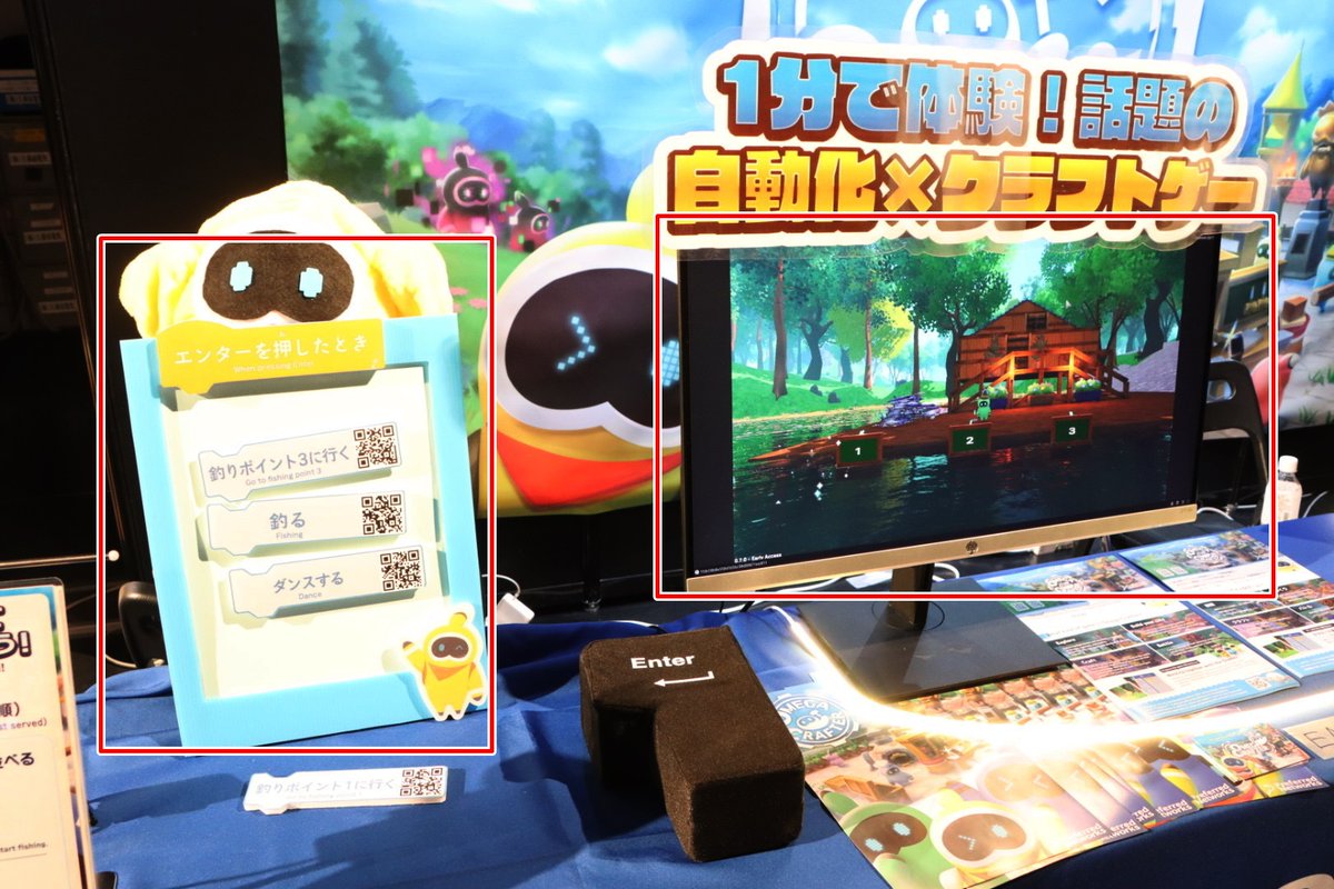 命令ステッカー（物理）をペタペタ貼ってEnter（物理）を押すと、そのステッカーにあわせ右の画面内でロボットが動く謎の仕組み。BitSummit『オメガクラフター』ブース