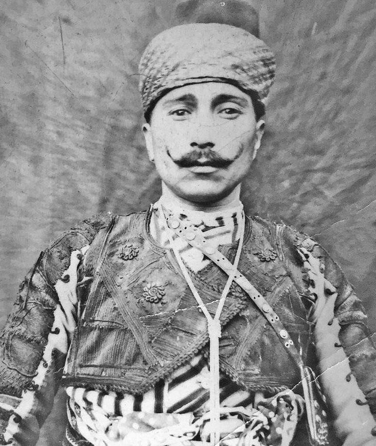 yorukelinden's tweet photo. Manisalı kuvvacı, Kırgızoğlu Kara Murat Efe

“Öyle bir yokluk içerisinde mücadele ediyorlardı ki; ölen atlarının etlerini yiyerek hayatta kaldılar ve cephelerini savundular. Kaçmadılar, bize özgür bir yurt bıraktılar” https://t.co/vyJU0hG8iK
