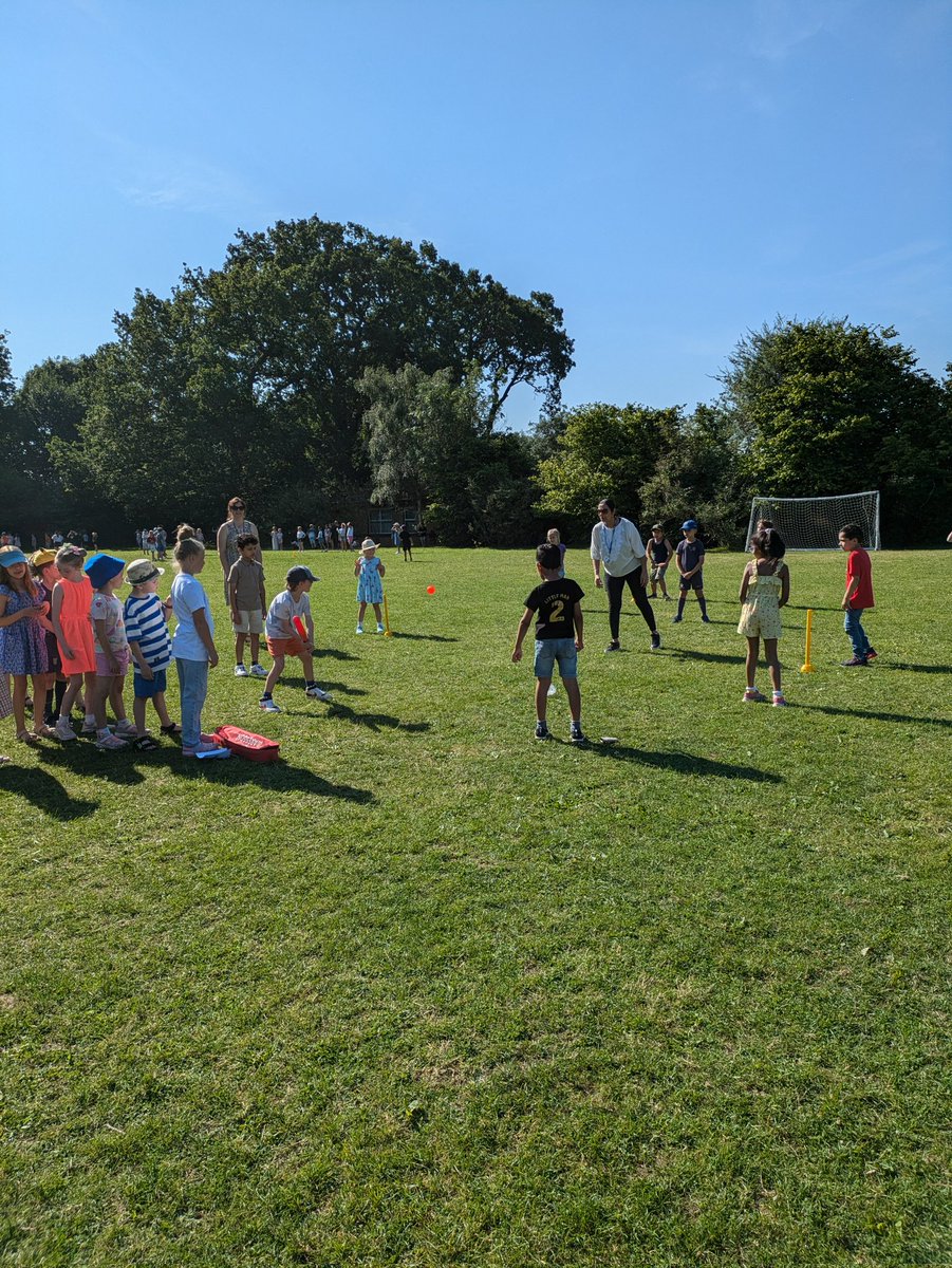OakfieldFirstPE's tweet photo. Year 2 children enjoying an Intra-School Rounders Game! @oakfield1st_sch https://t.co/xRJmkwaN3n