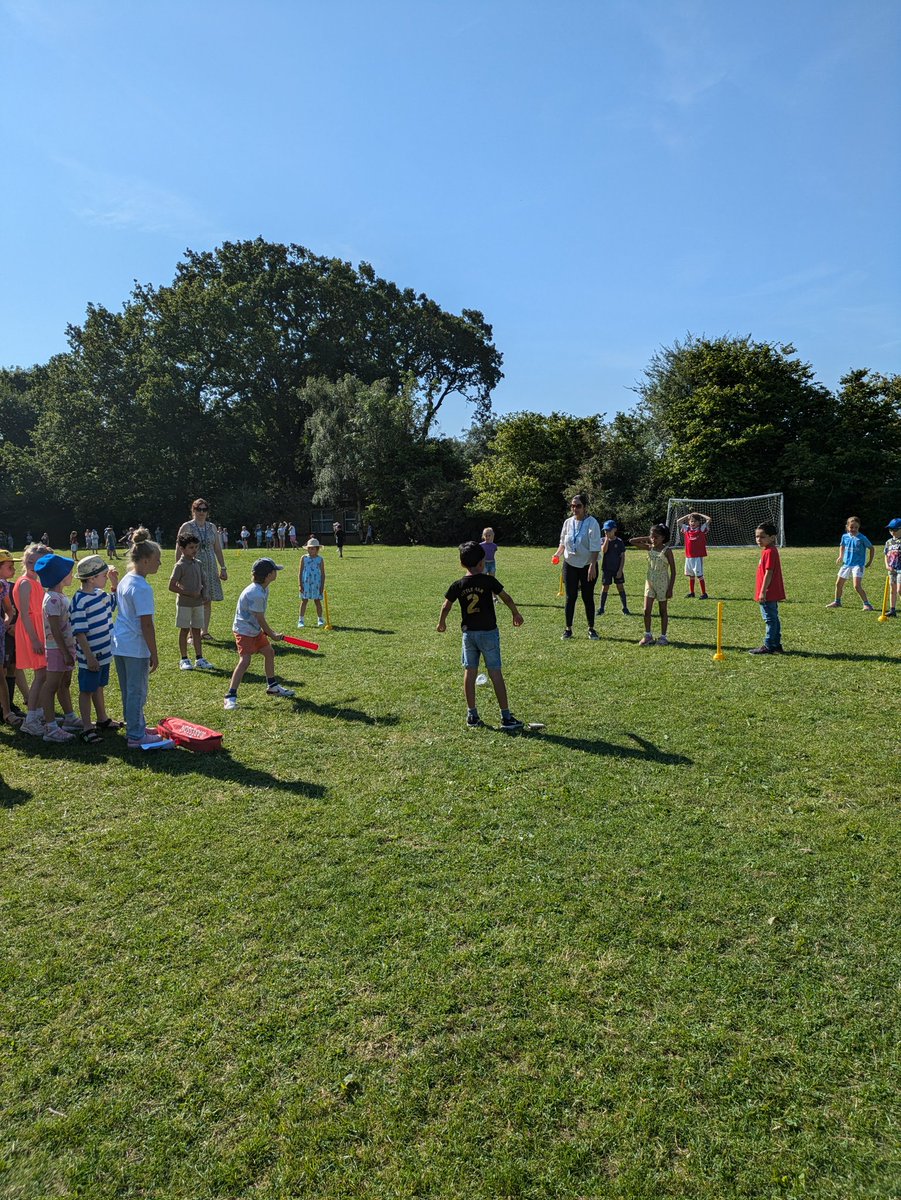 OakfieldFirstPE's tweet photo. Year 2 children enjoying an Intra-School Rounders Game! @oakfield1st_sch https://t.co/xRJmkwaN3n