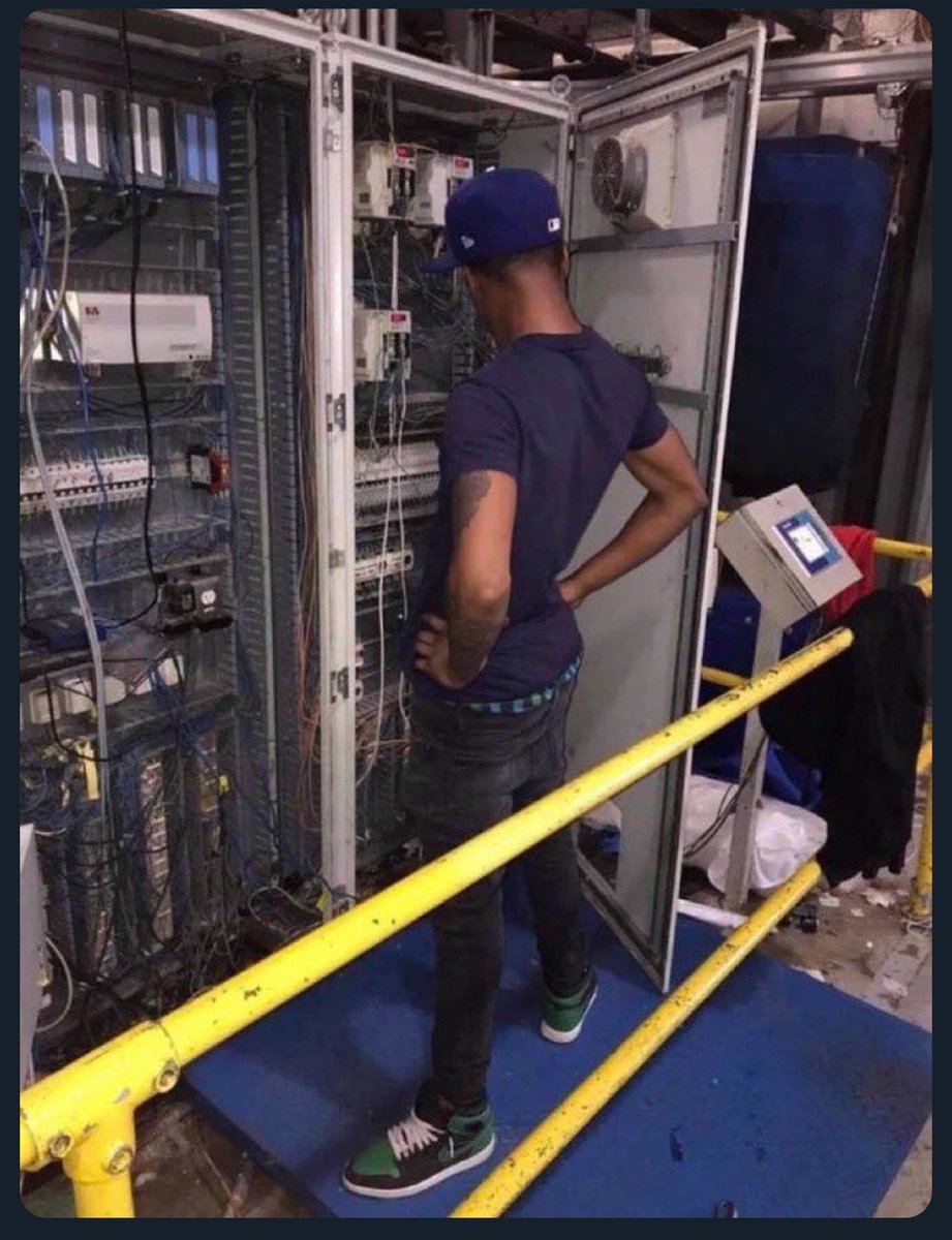 heyimozzyy's tweet photo. Me at the office knowing damn well I don’t know what tf is going on #medical #office #Microsoft https://t.co/d9KrHVPaaI