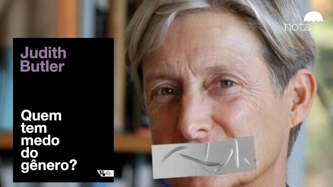 jornalnota's tweet photo. CENSURA! 🚨🚨🚨 Uma decisão judicial que corria em segredo de justiça autorizou o recolhimento de todos os exemplares de QUEM TEM MEDO DO GÊNERO?, mais recente livro de Judith Butler publicado aqui no país pela @editoraboitempo.

O pedido chegou até a editora exigindo sua retirada imediata de todas as livrarias do Brasil.
 
 O Motivo? A reprodução de uma foto tirada em manifestação contrária à autora, devidamente creditada e com direitos livres, em que uma manifestante segurava cartaz com dizeres antigênero. 

Uma das ilustrações utilizadas no cartaz era do personagem “Quico” cuja propriedade é reivindicada pela @cpbeditora, uma editora cristã adventista e radical.

Para se ter uma ideia, dentre os livros da editora há um chamado “É Guerra!"que se diz ser “O o guia definitivo do exército de Cristo” que resgata os fundamentos da fé cristã, sendo sugerido inclusive para adolescentes, uma vez que seria “indispensável para os alunos de suas classes caso seja professora”. Ou seja, doutrinação religiosa dentro da escola sem partido que eles tanto prezam.  
 
 A editora sequer entrou em contato com a Boitempo e perpetrou direto uma ação judicial por considerar o livro“totalmente alheioà filosofia original do personagem Quico”.
 
 Não é de hoje que religiosos fundamentalistas e feministas radicais se abraçam nas trincheiras contra Judith Butler. Neste livro, a autora ilumina como a centralidade do medo em torno do “gênero” tem objetivo de criar pânico moral e angariar apoio popular a projetos políticos fascistas, autoritários e excludentes.
 
 Nossa solidariedade a @Boitempo, que disse que o livro voltará às livrarias na semana que vem, e a todas e todos que lutam pela diversidade em nosso país.