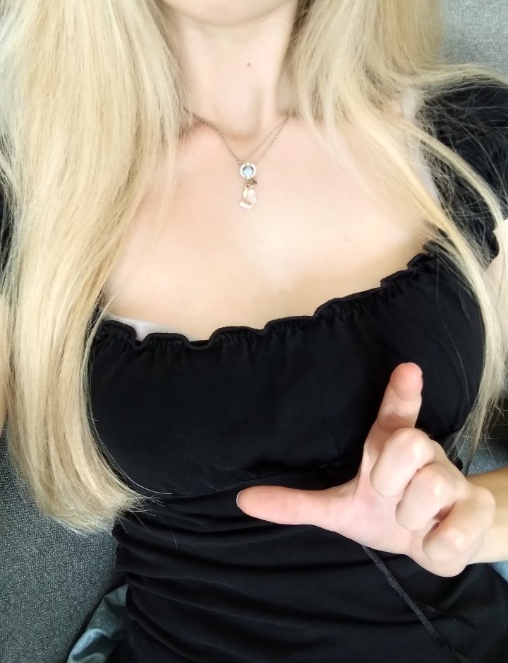 findomMarieEl's tweet photo. Fun Fact✨️ Männer sollten nur angeleint das Haus verlassen 

#findom #femdom #zahlsau #zahlsklave #zahlschwein #paypig  #herrin #geldherrin #füße https://t.co/pWHo09raOV