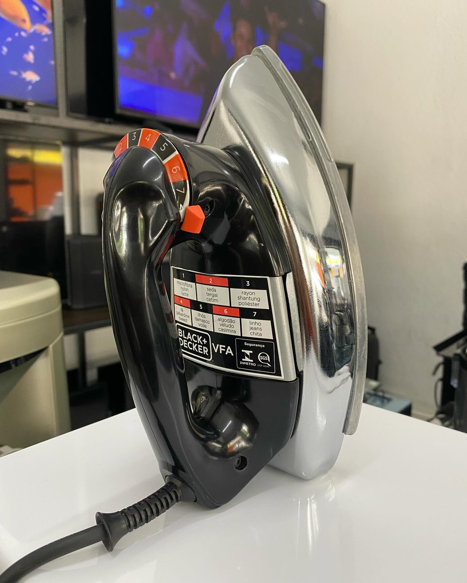 Concordam que esse é o melhor ferro de passar roupas de todos os tempos? Décadas passam e ele segue cumprindo o seu papel 😅