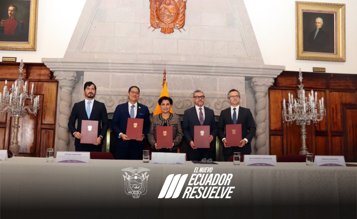Telecom_Ec's tweet photo. ¡Nueva meta cumplida!🤝

El ministro @cesar_martinm y la canciller @gabisommerfeld concretaron el convenio para implementar el Plan Piloto Licencia Digital ISO, hito posible con la acción privada a través de @GETGroupLatam y entidades como @ANT_ECUADOR y @DinarpEc. https://t.co/N7FVntQ6GJ