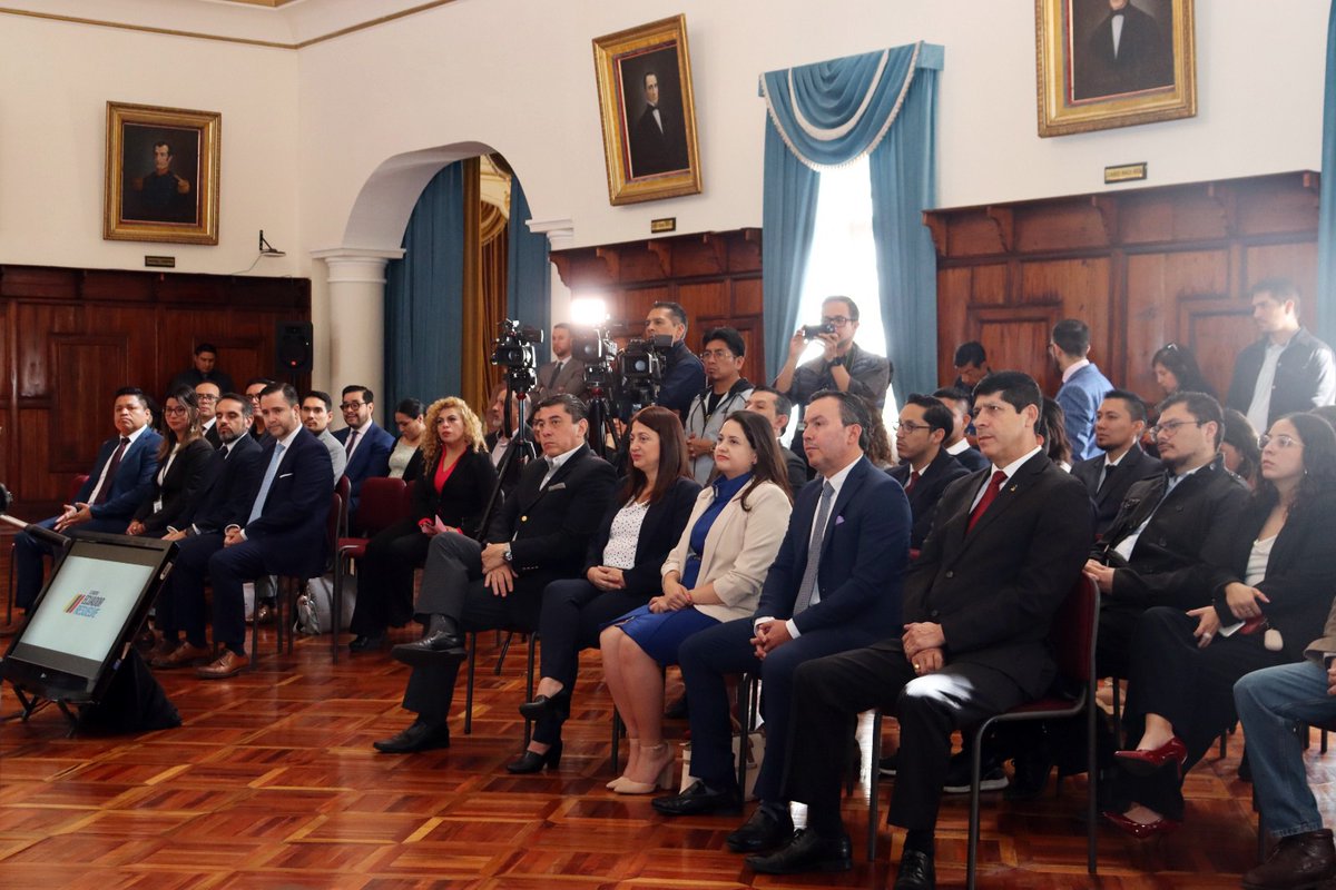 Telecom_Ec's tweet photo. ¡Nueva meta cumplida!🤝

El ministro @cesar_martinm y la canciller @gabisommerfeld concretaron el convenio para implementar el Plan Piloto Licencia Digital ISO, hito posible con la acción privada a través de @GETGroupLatam y entidades como @ANT_ECUADOR y @DinarpEc. https://t.co/N7FVntQ6GJ