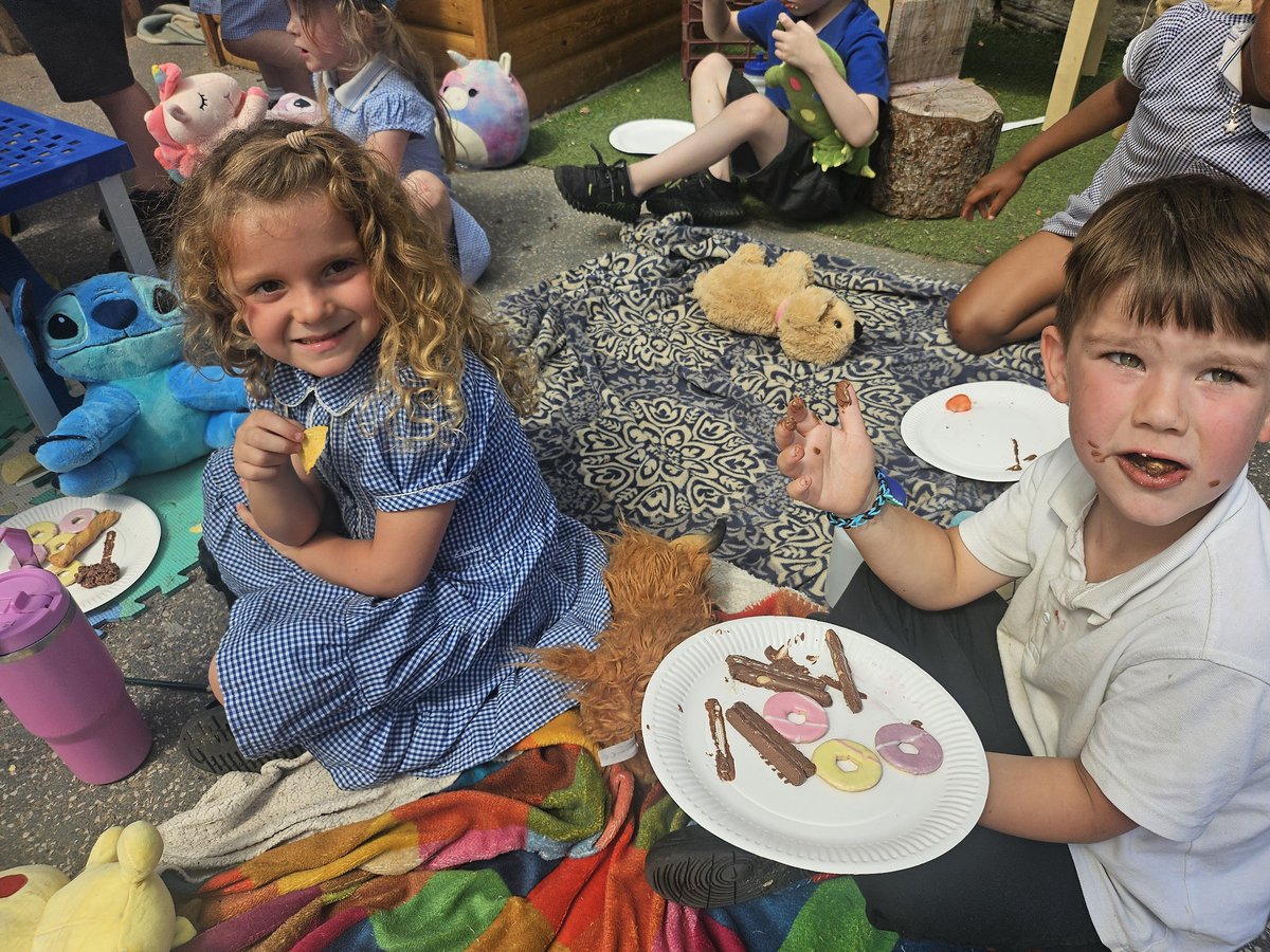WoodhouseClass's tweet photo. What a lovely last day at school. Thank you to everyone for kind presents, cards &amp; messages. 
Have a super summer! 🌞 🍦 ⛱️ https://t.co/6xMcpnARWa