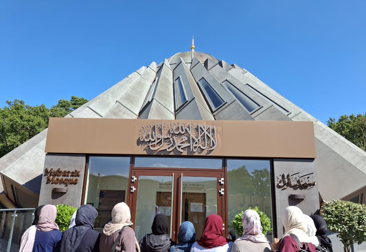 lajnamu's tweet photo. By the sheer Grace of Allah, our Waqifaat-e-Nau had the opportunity to pray Jummah behind Huzoor (aba) today and enjoyed a guided tour of the grounds #jalsasalanauk #JalsaConnect #lajnamauritius https://t.co/EGDcuWKdpr