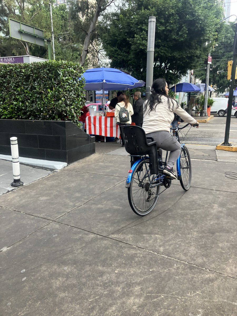 Elycdmx's tweet photo. Por favor vecinos @ParquesPolanco8 @AlcaldiaMHmx @mikeerrasti @MHcesac  vecinos parques polanco Be grand, tres lagos, Portika, ayuden con retuits ! El invacion de ambulantes en el cuadrante esta descontrolada y afecta nuestro entorno peatonal y dejan un cochinero diario https://t.co/BPfNwQkLSn