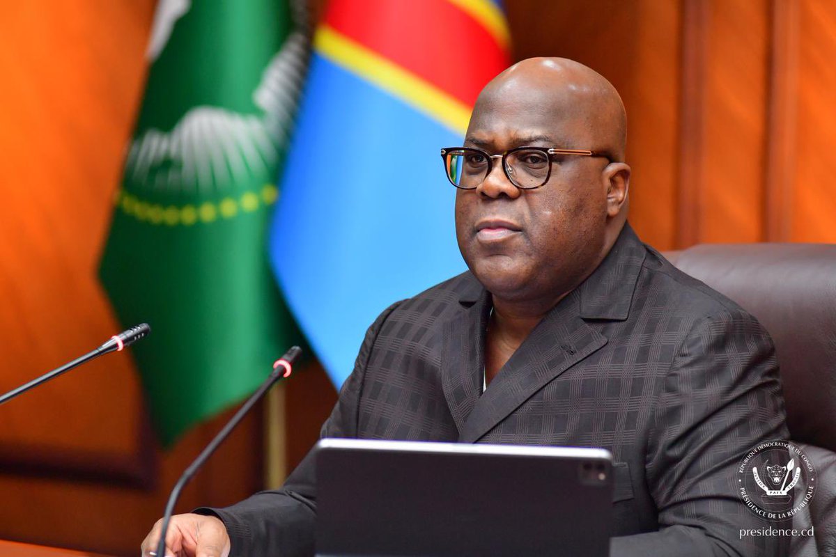 RDC_NewsFlash's tweet photo. #RDC| #Flash_Politique⚡️| 𝗖𝗼𝗻𝘀𝗲𝗶𝗹 𝗱𝗲𝘀 𝗠𝗶𝗻𝗶𝘀𝘁𝗿𝗲𝘀 |𝟭𝟵.𝟬𝟳.𝟮𝟬𝟮𝟰|
Ce vendredi 19 juillet 2024, le président de la République démocratique du Congo, Félix Tshisekedi, preside la sixième(6e) réunion du Conseil des ministres de son gouvernement. Cette réunion, qui rassemble l'ensemble des membres du cabinet ministériel, a pour principal objectif d'aborder la situation sécuritaire toujours très préoccupante dans l'est du pays. En effet, malgré les efforts déployés par les forces de sécurité congolaises, la persistance des groupes armés dans cette région frontalière continue de fragiliser la stabilité et le développement économique de cette partie du territoire national.
Outre cette question sécuritaire prioritaire, les ministres devraient également discuter d'autres sujets à caractère économique. Il s'agira probablement d'évaluer l'avancement de certains projets ou réformes économiques lancés par le gouvernement, dans le but de stimuler la croissance et améliorer les conditions de vie de la population congolaise.
@SuminwaJudith @Presidence_RDC @fatshi13 @Com_mediasRDC