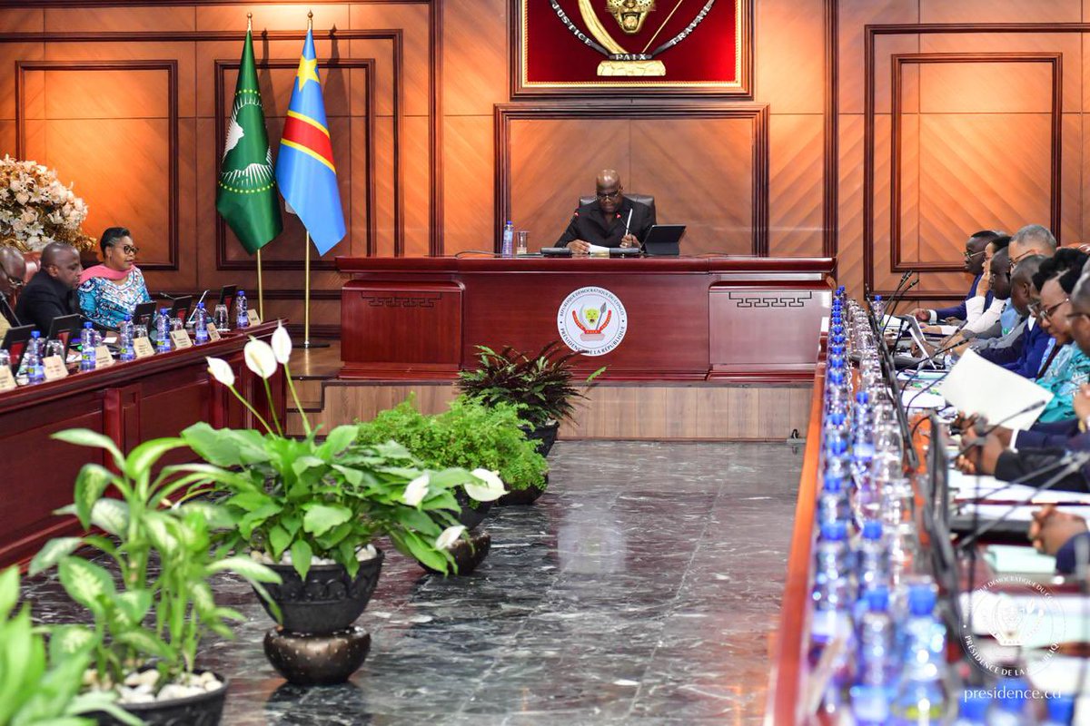 RDC_NewsFlash's tweet photo. #RDC| #Flash_Politique⚡️| 𝗖𝗼𝗻𝘀𝗲𝗶𝗹 𝗱𝗲𝘀 𝗠𝗶𝗻𝗶𝘀𝘁𝗿𝗲𝘀 |𝟭𝟵.𝟬𝟳.𝟮𝟬𝟮𝟰|
Ce vendredi 19 juillet 2024, le président de la République démocratique du Congo, Félix Tshisekedi, preside la sixième(6e) réunion du Conseil des ministres de son gouvernement. Cette réunion, qui rassemble l'ensemble des membres du cabinet ministériel, a pour principal objectif d'aborder la situation sécuritaire toujours très préoccupante dans l'est du pays. En effet, malgré les efforts déployés par les forces de sécurité congolaises, la persistance des groupes armés dans cette région frontalière continue de fragiliser la stabilité et le développement économique de cette partie du territoire national.
Outre cette question sécuritaire prioritaire, les ministres devraient également discuter d'autres sujets à caractère économique. Il s'agira probablement d'évaluer l'avancement de certains projets ou réformes économiques lancés par le gouvernement, dans le but de stimuler la croissance et améliorer les conditions de vie de la population congolaise.
@SuminwaJudith @Presidence_RDC @fatshi13 @Com_mediasRDC