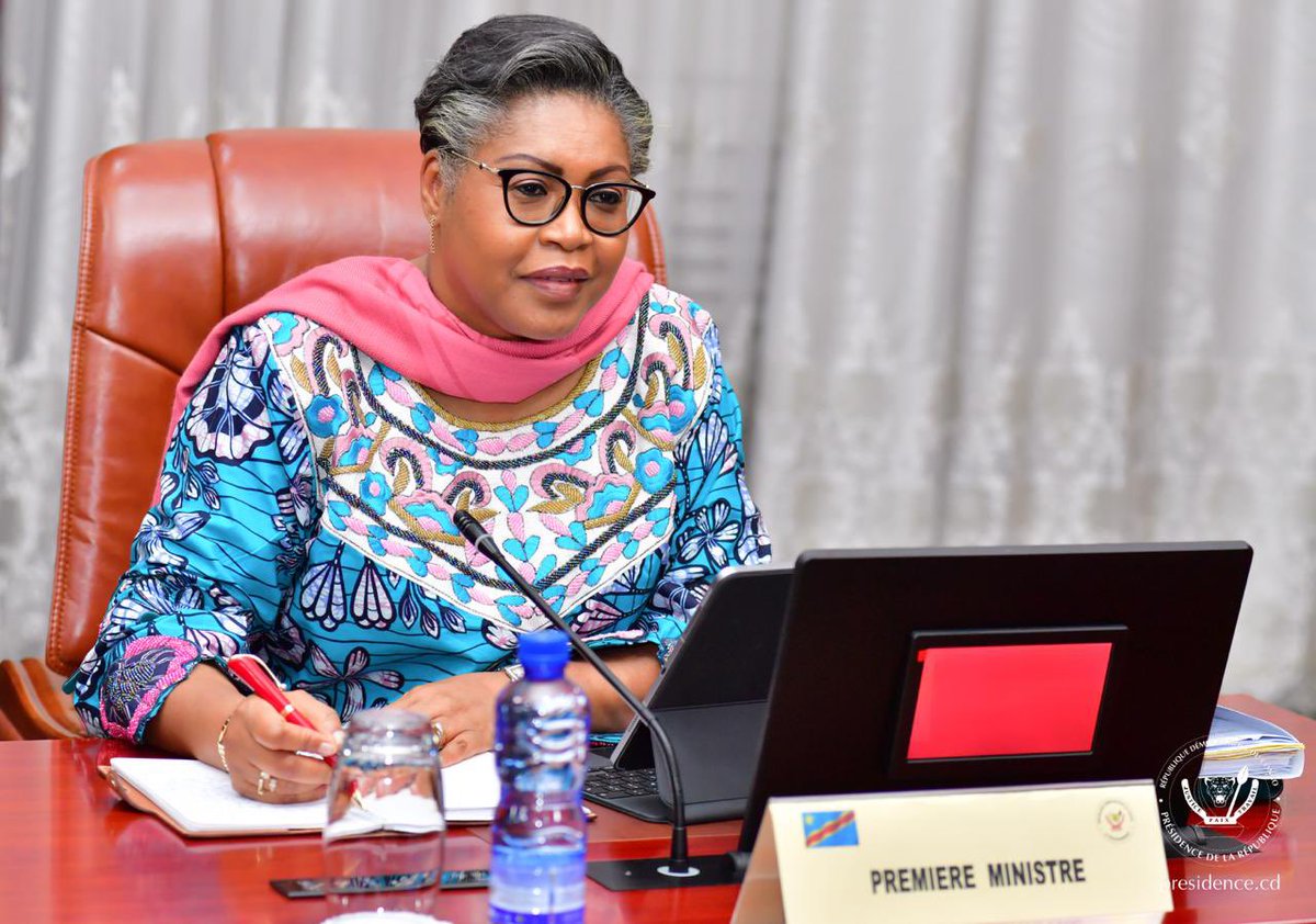 RDC_NewsFlash's tweet photo. #RDC| #Flash_Politique⚡️| 𝗖𝗼𝗻𝘀𝗲𝗶𝗹 𝗱𝗲𝘀 𝗠𝗶𝗻𝗶𝘀𝘁𝗿𝗲𝘀 |𝟭𝟵.𝟬𝟳.𝟮𝟬𝟮𝟰|
Ce vendredi 19 juillet 2024, le président de la République démocratique du Congo, Félix Tshisekedi, preside la sixième(6e) réunion du Conseil des ministres de son gouvernement. Cette réunion, qui rassemble l'ensemble des membres du cabinet ministériel, a pour principal objectif d'aborder la situation sécuritaire toujours très préoccupante dans l'est du pays. En effet, malgré les efforts déployés par les forces de sécurité congolaises, la persistance des groupes armés dans cette région frontalière continue de fragiliser la stabilité et le développement économique de cette partie du territoire national.
Outre cette question sécuritaire prioritaire, les ministres devraient également discuter d'autres sujets à caractère économique. Il s'agira probablement d'évaluer l'avancement de certains projets ou réformes économiques lancés par le gouvernement, dans le but de stimuler la croissance et améliorer les conditions de vie de la population congolaise.
@SuminwaJudith @Presidence_RDC @fatshi13 @Com_mediasRDC