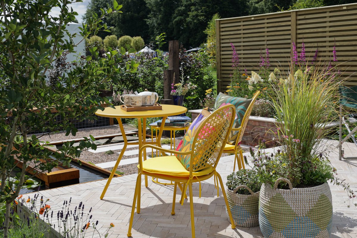 a1isonmoore's tweet photo. I spy a @cheshirelife magazine on the little table in Nadine Mansfield's 'The Better New Build' garden at #rhstatton
A fabulous garden in the Career Changer Category that won a silver-gilt medal this week βοΈ
#GardenersWorld #GardeningX #cheshiregardens https://t.co/bJbc9g9F4b